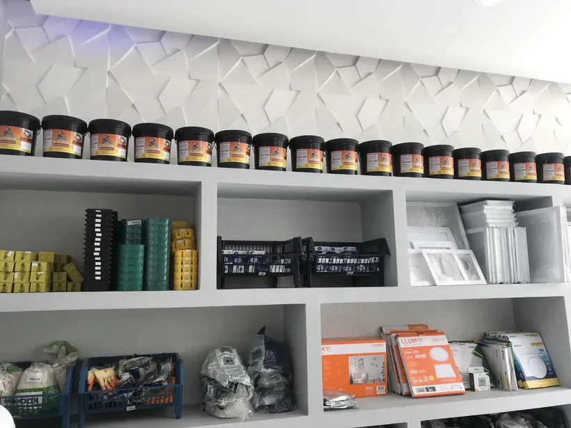 Interior da loja Evolução Gesso com prateleiras de material