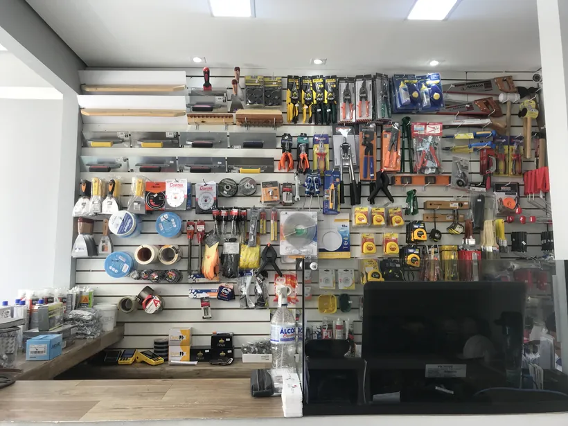 Painel de ferramentas e materiais da loja Evolução Gesso