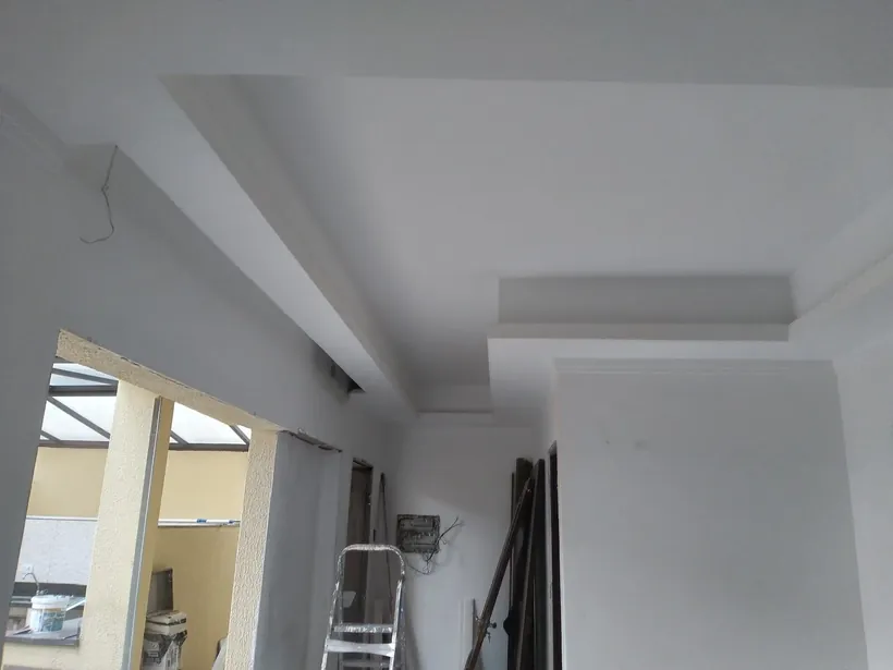 Execução de forro de gesso em obra pela equipe da Evolução Gesso