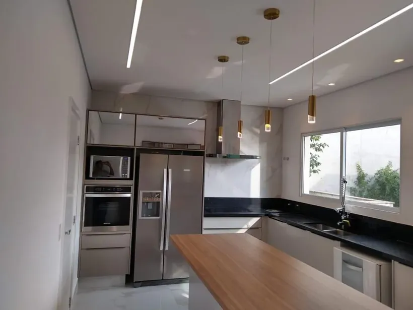 Cozinha entregue pela Evolução Gesso com sanca e iluminação embutida